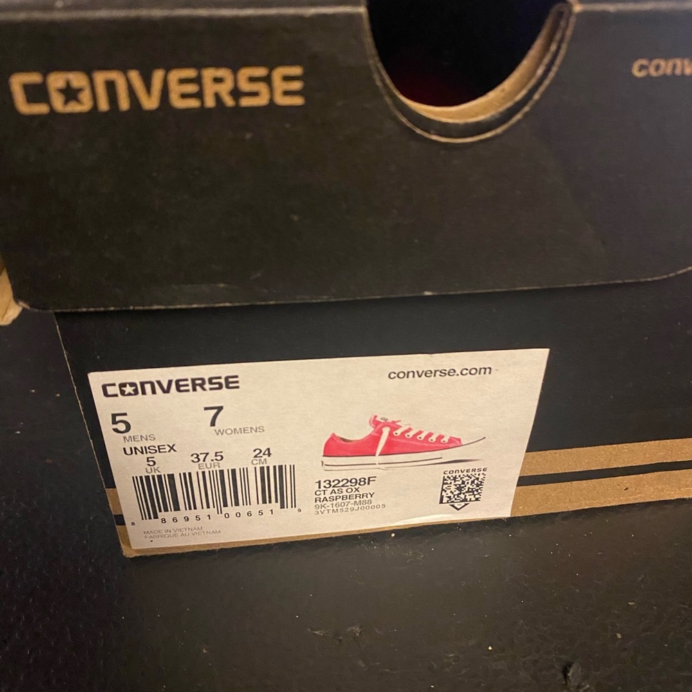 Cute converse small pink never used just dusty on the bottom